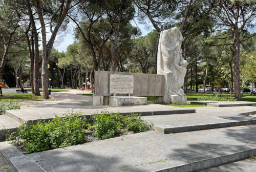 Jesi, Amnesty Italia fa 50 anni:  festa e panchina gialla ai giardini pubblici