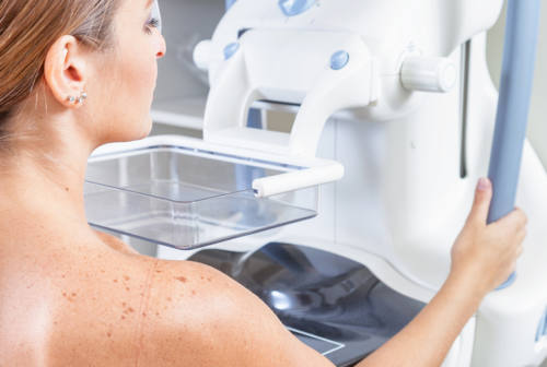 Tumore al seno, come funziona la terapia che blocca la progressione della malattia