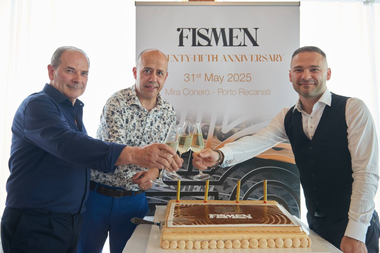 Francesco Stacchiotti, Silvano Palmieri e suo figlio Marco brindano per i 25 anni della loro Fismen